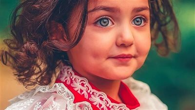 نشأت نشأة مميزة بين أهلي