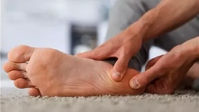 أسباب ألــم كعب القدم وعـــلاجه بــدون أدوية