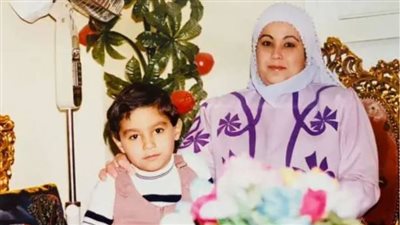 هذا الطفل البريء كان فقيراً قبل أن يصبح أشهر فنان شاب في والوسط خفة دمه سحرت جميع الفنانات وصار ثرياً جداً.. لن تصدق من يكون !!