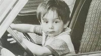 هذا الطفل الصغير من أهم نجوم الدراما العربية.. خمنوا هويته!