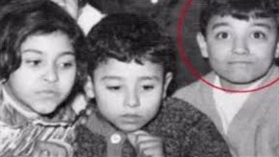 هذا الطفل أصبح فنان شهير وزوجته مطربة معروفة شديدة الجمال.. من هو؟