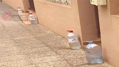 هل تعرف لماذا يضـع الأشخاص في أسـبانيا قوارير المياه الكبيرة خـارج أبواب منازلهم